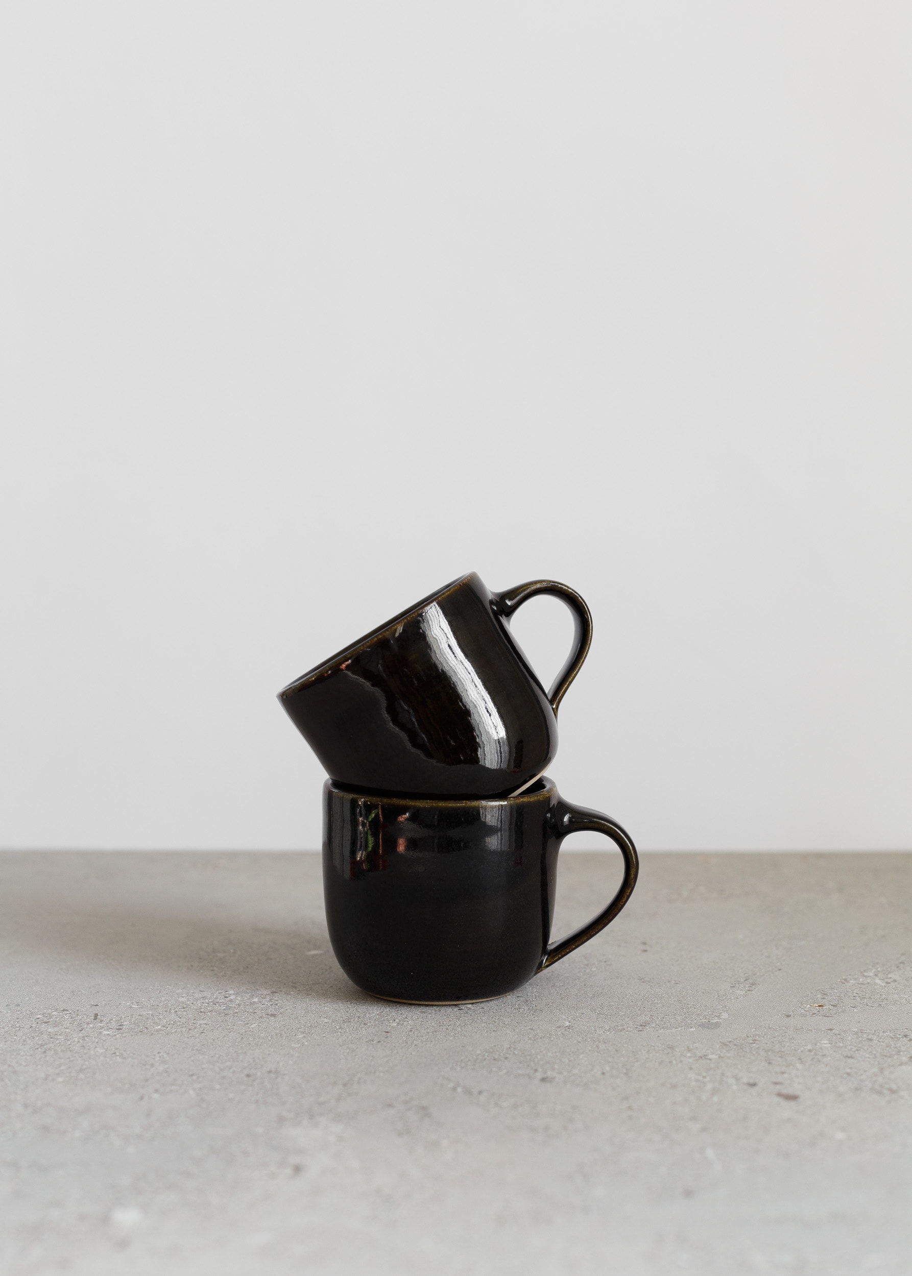 2 dark glossy mugs